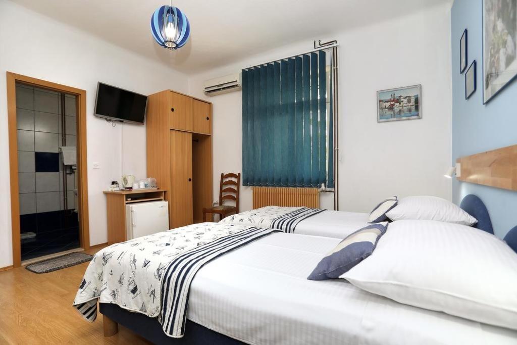 Rooms With A Parking Space Trogir - 17442 Bilik gambar